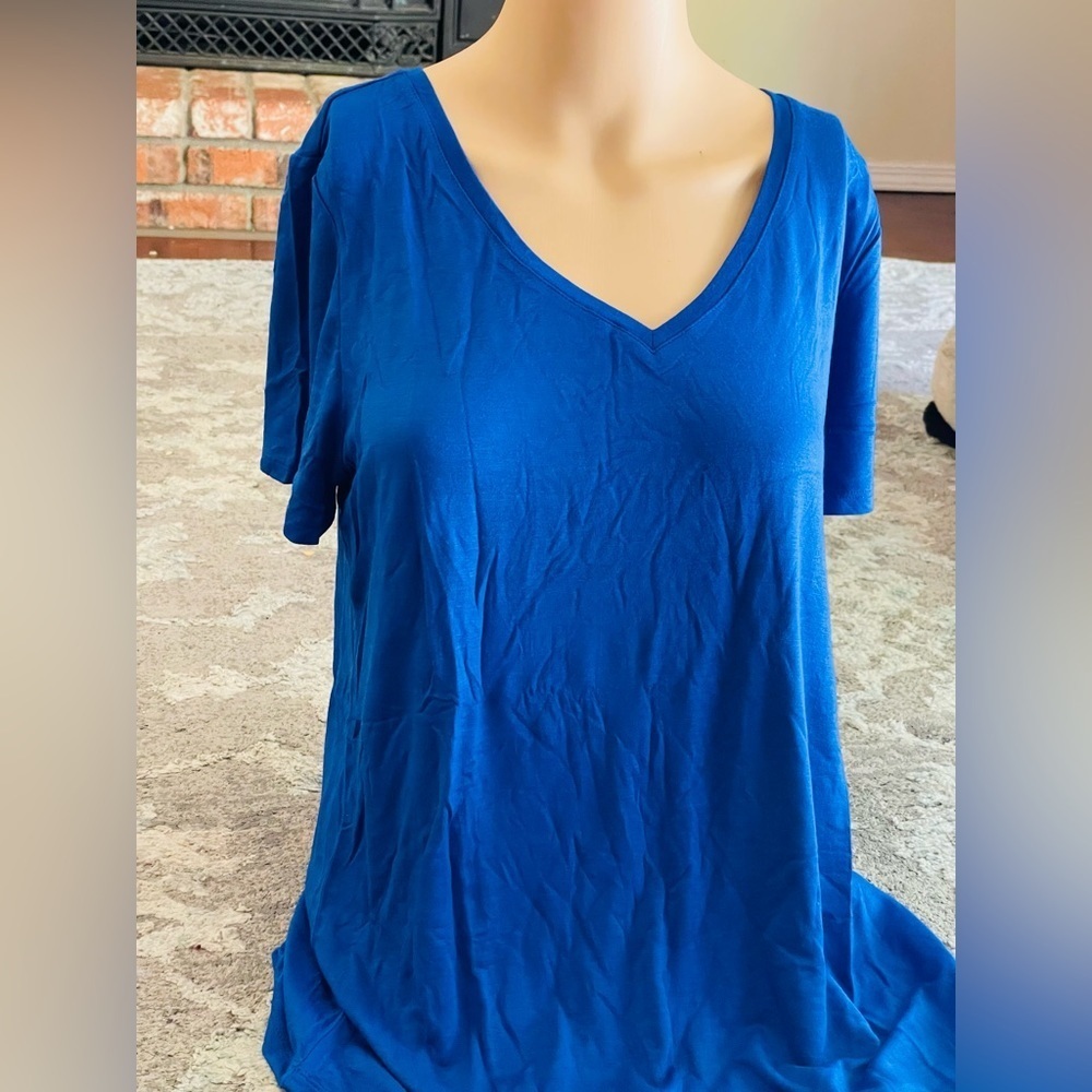 Amazon essentials women’s relaxed fit short sleeve v-neck tunic M